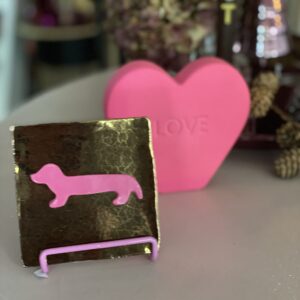 Goud tegeltje met roze teckel